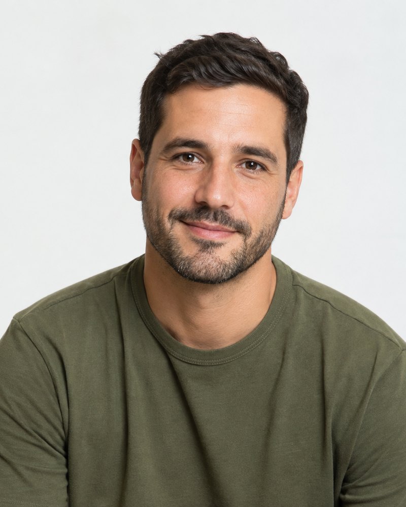 João Ferreira, camisa verde musgo, retrato de estúdio, cerca de trinta e cinco anos
